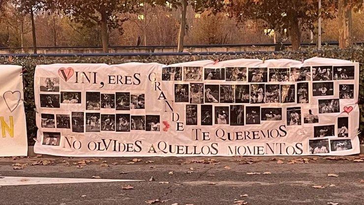 Torcedores%20prestam%20apoio%20a%20Vini%20Jr.%20e%20Xabi%20Alonso