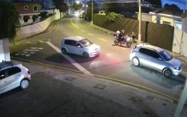 Vídeo: mulher cai de moto após se prender em fios suspensos em Vinhedo
