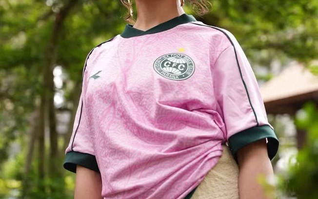 Imagens da camisa rosa do Coritiba para marcar o Outubro Rosa