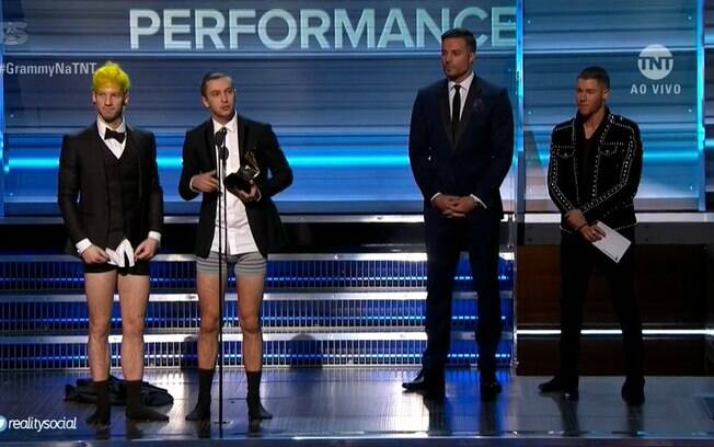 Os integrantes do Twenty One Pilots aceitaram o prêmio sem calças