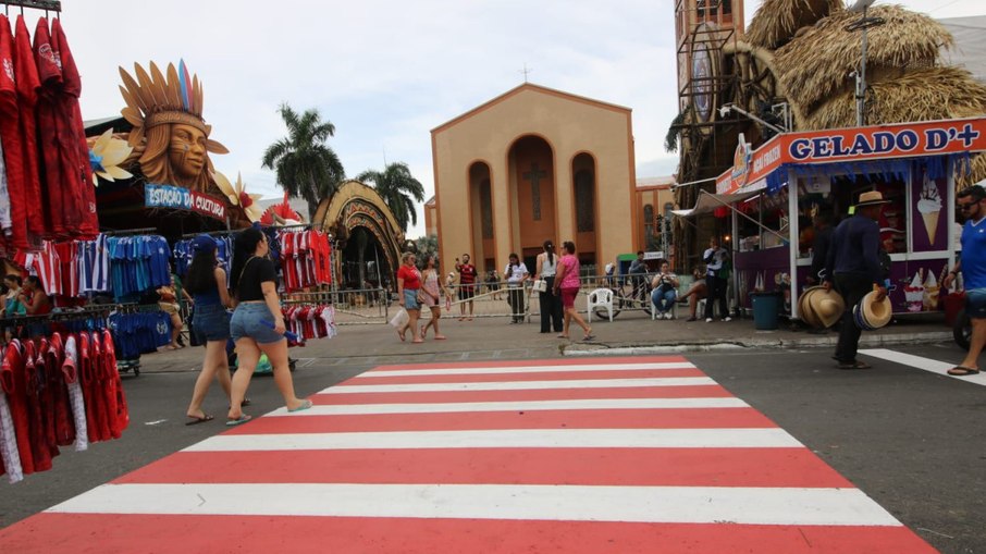 Parintins (AM) está decorada para receber os visitantes do Festival Folclórico