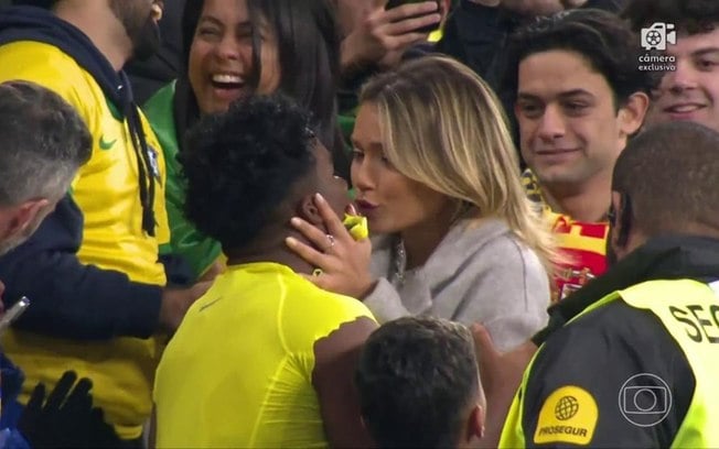 A namorada do jogador chamou atenção durante o jogo entre Brasil e Espanha 