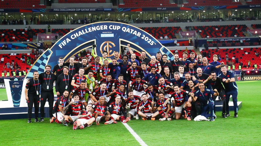 Jogadores do Fla celebram a Challenger Cup após vitória sobre o Pyramids