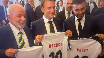 Payet janta com Lula e Macron e presenteia dupla com camisa