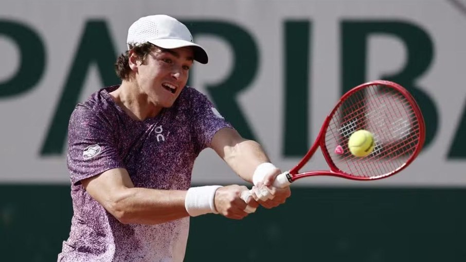 João Fonseca vira sobre rival e encara Djokovic em Ronald Garros