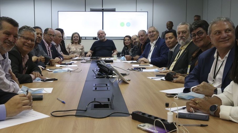 Lula se reúne com líderes sindicais em Brasília