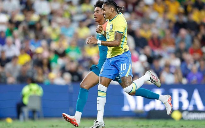 Raphinha em campo durante treino da Seleção Brasileira