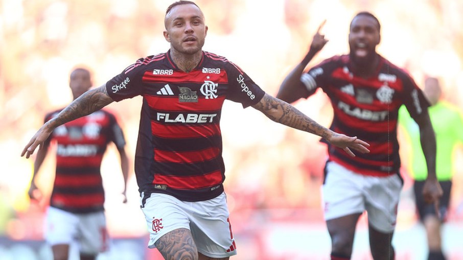 Everton Cebolinha abriu o placar para o Flamengo contra o Corinthians