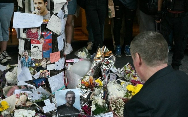 Geoff Payne, pai do cantor Liam Payne, no local onde os fãs prestaram homenagem a seu falecido filho em frente ao Hotel CasaSur em Buenos Aires, em 18 de outubro de 2024