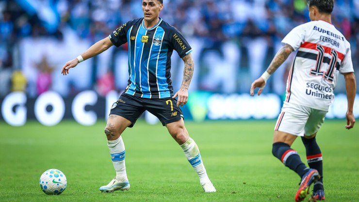 Grêmio vira o jogo contra o São Paulo e avança no Brasileirão