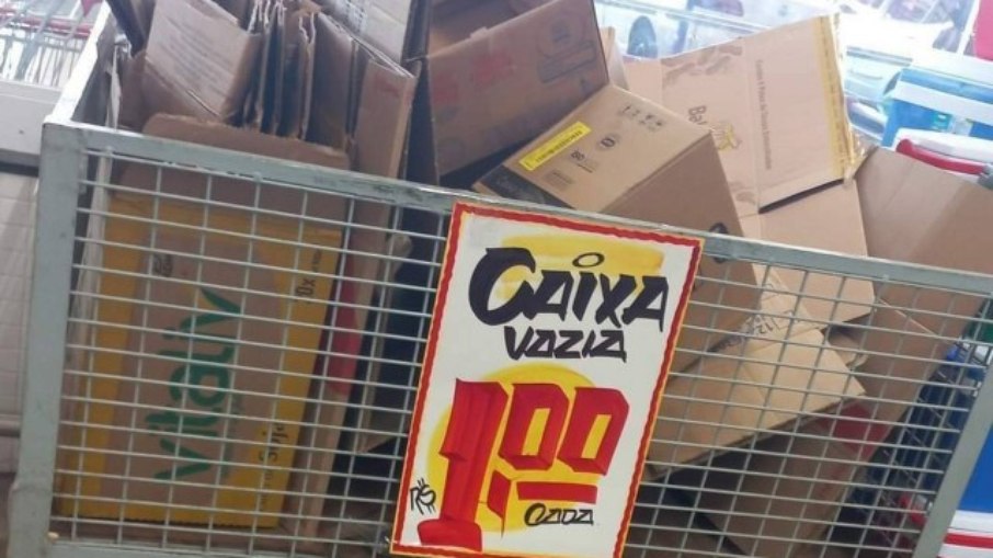 No Twitter, internautas compartilharam a foto do cartaz com a cobrança de um real pelas caixas de papelão