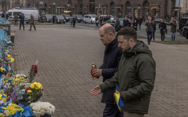 O presidente da Ucrânia, Volodimir Zelensky (D), ao lado do chanceler da Alemanha, Olaf Scholz, na Praça da Independência de Kiev, 2 de dezembro de 2024.