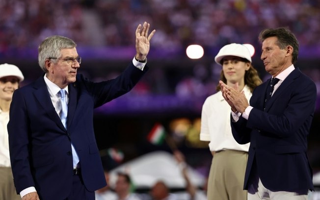 O presidente do COI, Thomas Bach (E), e o presidente da World Athletics, Sebastian Coe (D), durante a cerimônia de encerramento dos Jogos Olímpicos de Paris, no domingo