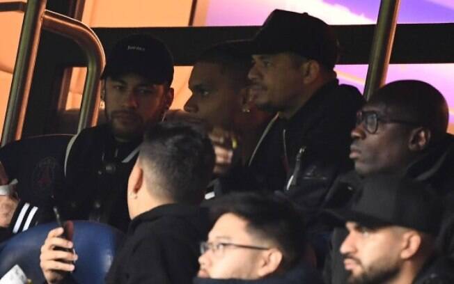 Alvo da imprensa, Neymar assistiu ao jogo das tribunas do Parc des Princes
