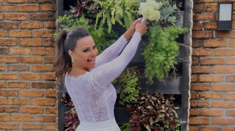 Viviane Araújo usando vestido de noiva