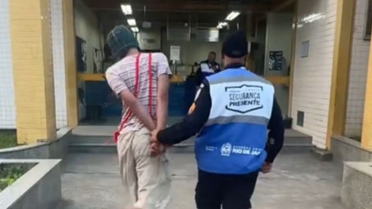 Momento da chegada do jovem fantasiado de Chaves na delegacia Momento da chegada do jovem fantasiado de Chaves na delegacia