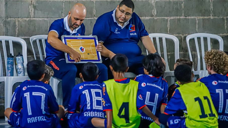Treinador é formado em Educação Física e pós-graduado em futebol e futsal. Treinador é formado em Educação Física e pós-graduado em futebol e futsal.