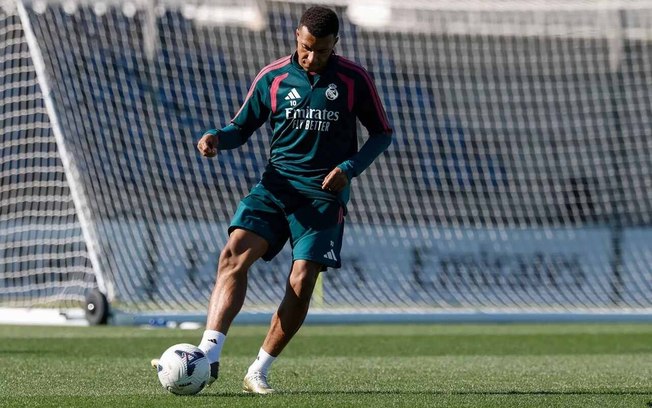 Lamine Yamal diz que merece a Bola de Ouro e destaca Mbappé como rival Lamine Yamal diz que merece a Bola de Ouro e destaca Mbappé como rival