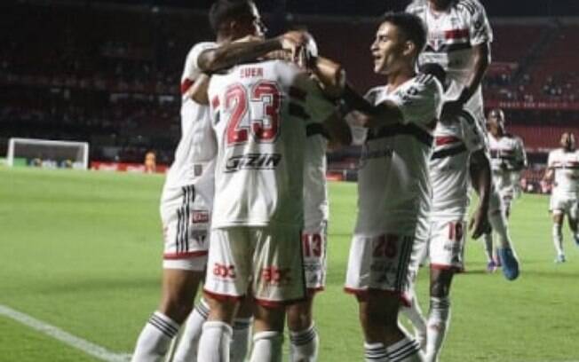 Xô, zebra! São Paulo domina, vence o Manaus e se classifica para a terceira fase da Copa do Brasil