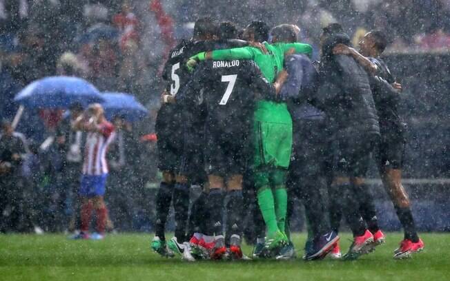 Sob muita chuva, atletas do Real Madrid comemoraram a classificação para a final da Champions