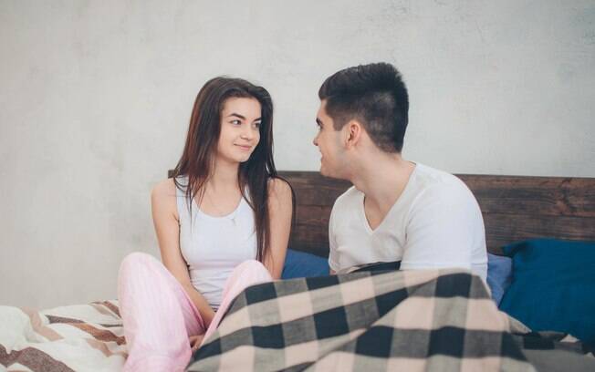 Converse com o seu parceiro para saber o que o deixa excitado e para falar também o que você gosta nas horas íntimas