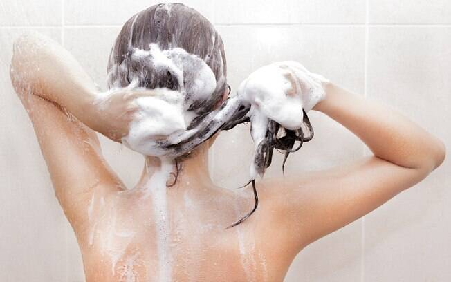 Usar muito shampoo faz com que a oleosidade seja retirada dos fios, mas deixa o cabelo oleoso por causa do efeito rebote