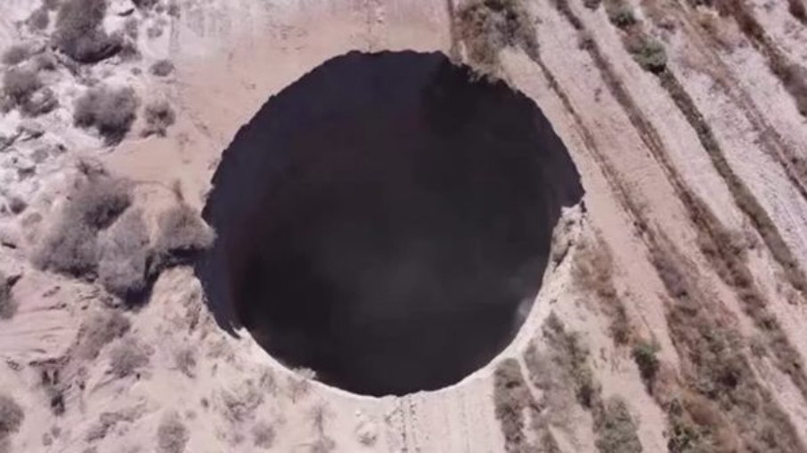 Cratera aberta no deserto do Atacama, no Chile