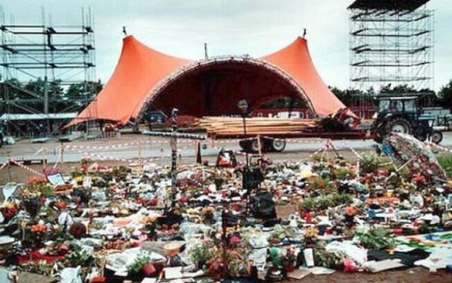 Após o incidente no show do Pearl Jam do Roskilde Festival de 2000, uma homenagem foi prestada as 9 pessoas que morreram pisoteadas; Flores e objetos foram juntados no local da tragédia em memória das perdas