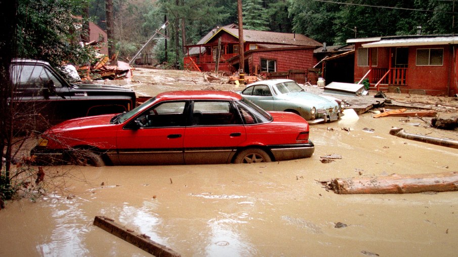 Deslizamentos de terra provocados pelas tempestades do El Niño atingem a região de Rio Nido, no norte da Califórnia, em março de 1998