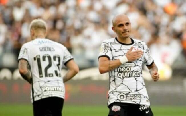 Autor do gol da vitória do Corinthians sobre o Athletico-PR, Fábio Santos diz: 'Fundamental para classificação'