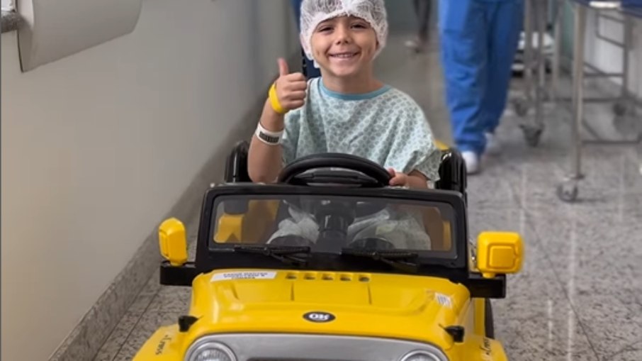Ricco, de 4 anos, passou pela experiência de dirigir o carro Ricco, de 4 anos, passou pela experiência de dirigir o carro