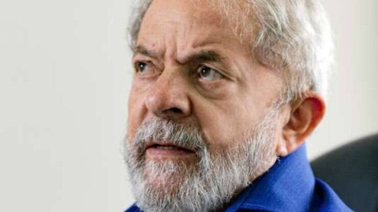 Le Monde coloca a foto de Lula e apoiadores na capa de sua página no  Facebook