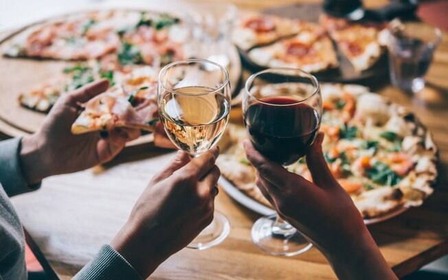 Escolher um bom vinho é uma ótima forma de complementar uma noite de pizza com a família e os amigos