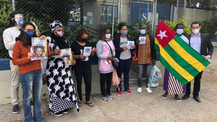 Registro feito no momento em que Falilatou deixou o presídio. Falilatou Sarouna estende a bandeira do Togo ao encontrar amigos, familiares e apoiadores