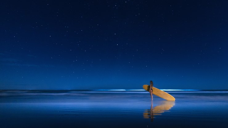 Mar iluminado: entenda fenômeno que encantou surfistas em Ubatuba