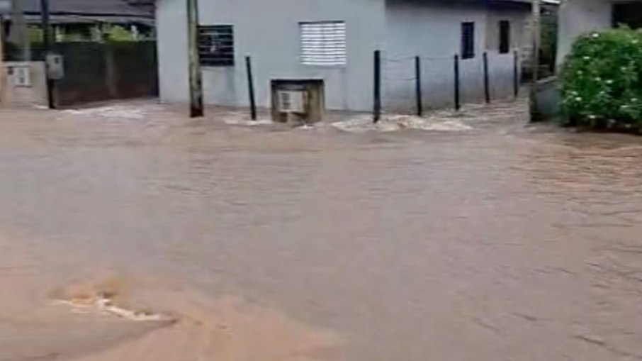 As fortes chuvas que atingiram o município de Pariquera-Açu (SP) transformou rua em 