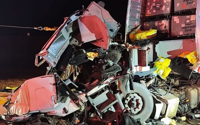 Grave acidente na SP-310 deixa caminhoneiro morto após colisão com bitrem carregado de lenha