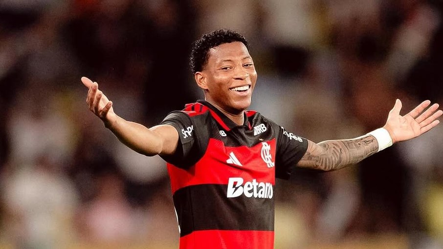 Gonzalo Plata se despede da torcida do Flamengo