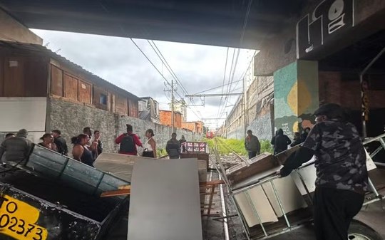 Moradores do Centro de SP fecham linha de trem em novo protesto