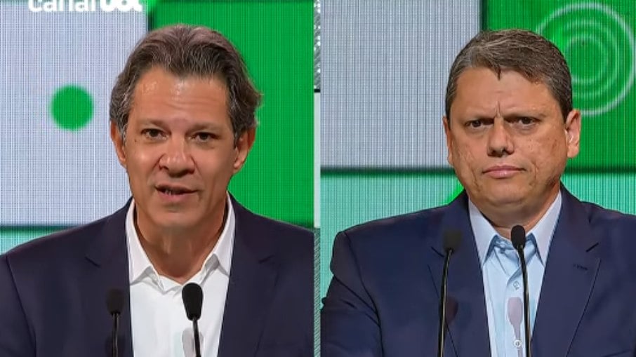 Haddad e Tarcísio durante debate entre candidatos ao governo de SP para o 1º turno