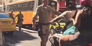 Motociclista surta, quebra vidro de ônibus e se dá mal em seguida