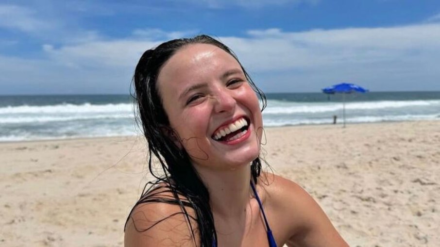 Larissa Manoela posa de biquíni em praia 