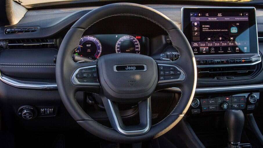 Jeep Compass S 2022 passou a ter interior completamente renovado, o que inclui a central multimídia em tela de 10,1 