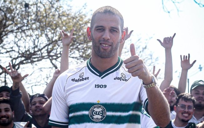 Coritiba e Slimani chegam em dia decisivo sobre o futuro do atacante que deve deixar o clube