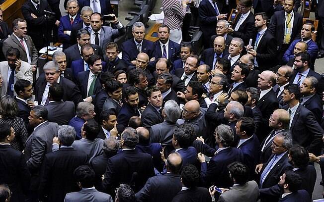 Confusão na Câmara dos Deputados teve início após tumulto em manifestação na Esplanada dos Ministérios