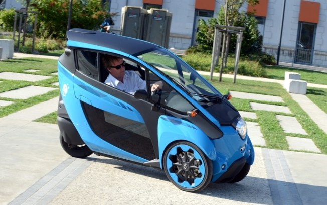 O I-Road, um veículo elétrico de três rodas da Toyota, foi apresentado na cidade francesa de Grenoble em 12 de setembro de 2014