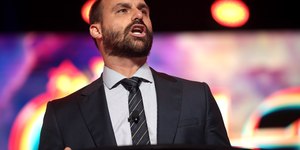 Eduardo Bolsonaro manda vídeos para o pai em prisão domiciliar