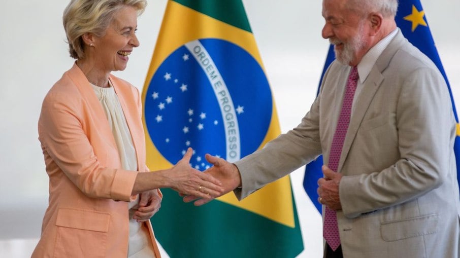 A presidente da Comissão Europeia, Ursula von der Leyen, em encontro com Lula no Palácio do Planalto em junho