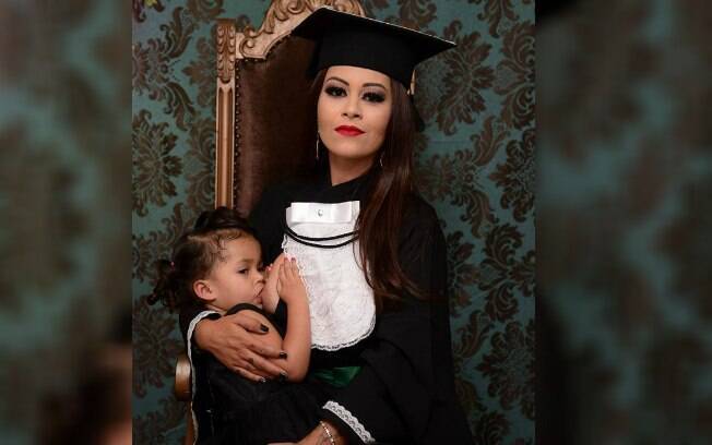 A foto de uma mãe amamentando em um ensaio fotográfico de formatura viralizou nas redes sociais