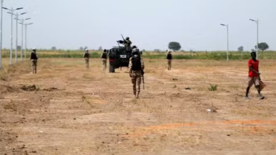 Caminhão passa por cima de bomba e deixa 26 mortos na Nigéria Caminhão passa por cima de bomba e deixa 26 mortos na Nigéria
